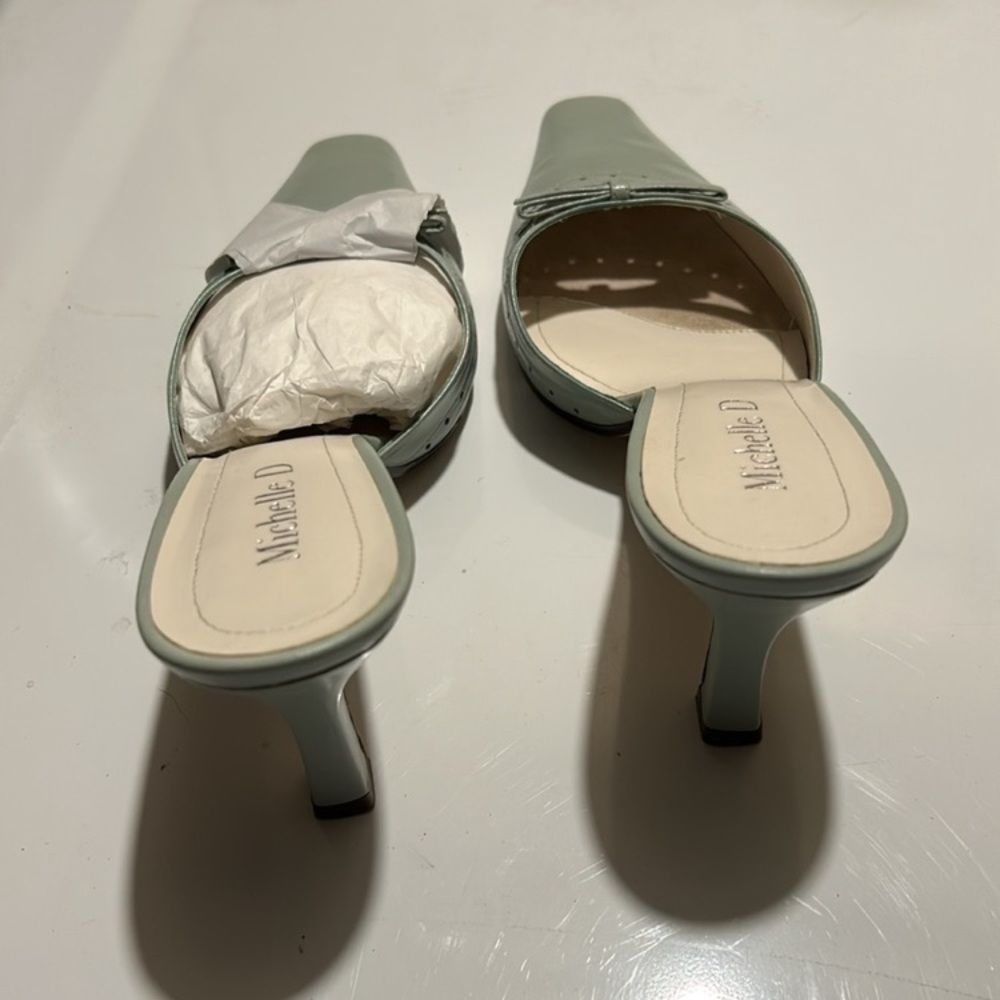 Bow Heels - Picture 2 of 4